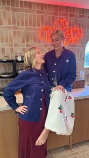 Brie Larson feet photo thumbnail