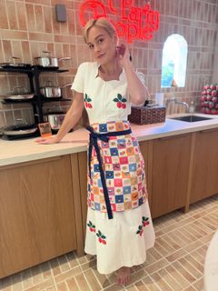 Brie Larson feet photo thumbnail