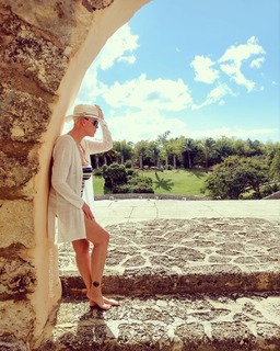 Brigitte Nielsen feet photo thumbnail