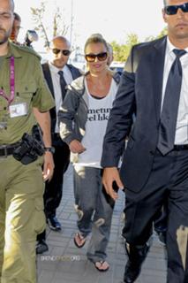Britney Spears feet photo thumbnail