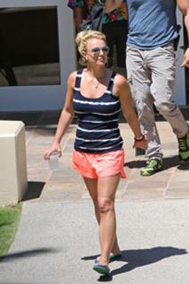 Britney Spears feet photo thumbnail