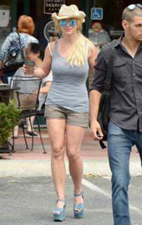 Britney Spears feet photo thumbnail