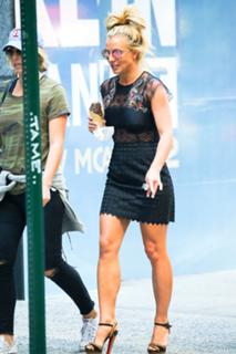 Britney Spears feet photo thumbnail