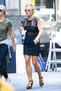 Britney Spears feet photo thumbnail