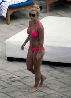 Britney Spears feet photo thumbnail