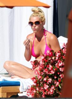 Britney Spears feet photo thumbnail