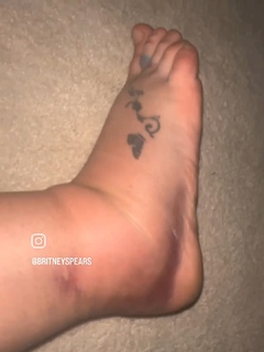 Britney Spears feet photo thumbnail
