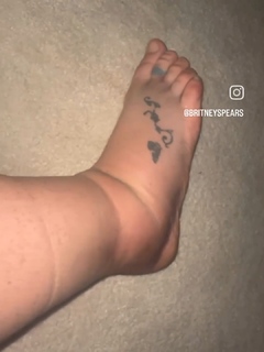 Britney Spears feet photo thumbnail