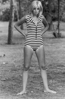 Britt Ekland feet photo thumbnail