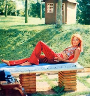 Britt Ekland feet photo thumbnail