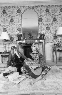 Britt Ekland feet photo thumbnail