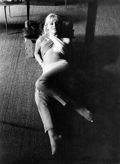Britt Ekland feet photo thumbnail