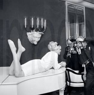 Britt Ekland feet photo thumbnail