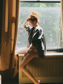 Britt Lower feet photo 1