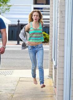 Britt Robertson feet photo thumbnail