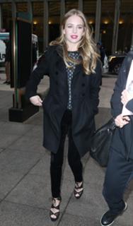 Britt Robertson feet photo thumbnail