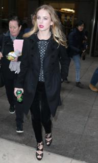 Britt Robertson feet photo thumbnail