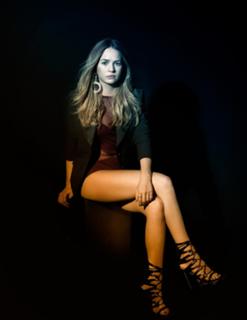 Britt Robertson feet photo thumbnail