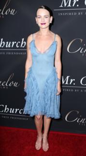 Britt Robertson feet photo thumbnail