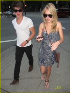 Britt Robertson feet photo thumbnail