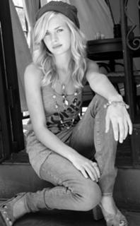 Britt Robertson feet photo thumbnail