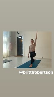 Britt Robertson feet photo thumbnail