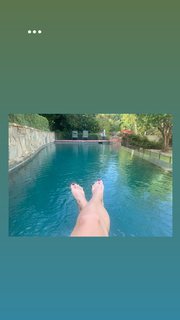 Britt Robertson feet photo thumbnail