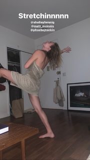 Britt Robertson feet photo thumbnail