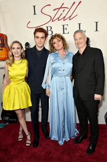 Britt Robertson feet photo thumbnail
