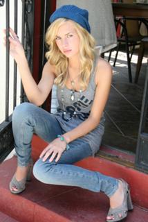 Britt Robertson feet photo thumbnail