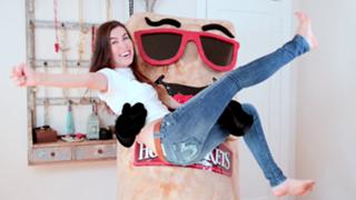 Brittani Taylor feet photo thumbnail