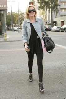 Brittany Snow feet photo thumbnail