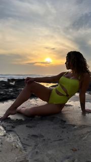 Brittney Palmer feet photo thumbnail