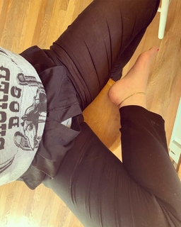 Brody Dalle feet photo 11