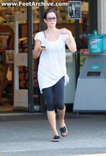 Brooke Burke feet photo thumbnail
