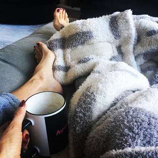 Brooke Burke feet photo thumbnail