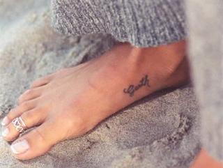 Brooke Burke feet photo thumbnail