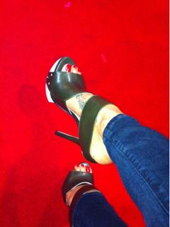 Brooke Burke feet photo thumbnail