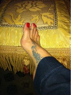 Brooke Burke feet photo thumbnail