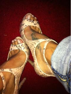 Brooke Burke feet photo thumbnail