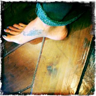 Brooke Burke feet photo thumbnail