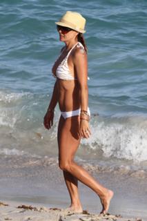 Brooke Burke feet photo thumbnail