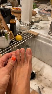 Brooke Burke feet photo thumbnail