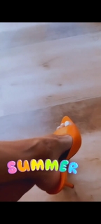 Brooke Burke feet photo thumbnail