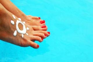 Brooke Burke feet photo thumbnail
