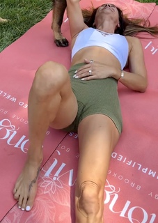 Brooke Burke feet photo thumbnail