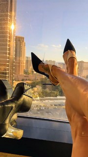 Brooke Burke feet photo thumbnail