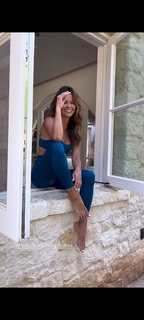 Brooke Burke feet photo thumbnail