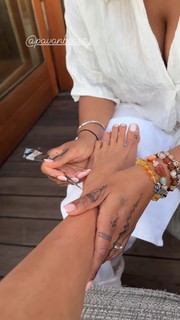 Brooke Burke feet photo thumbnail