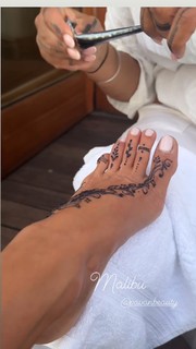 Brooke Burke feet photo thumbnail